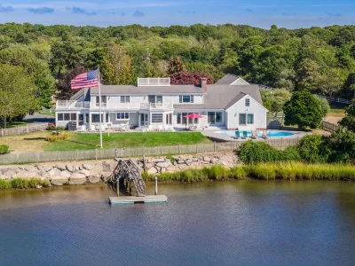 An Iconic 5.11-Acre Waterfront Estate Defined by Privacy and Prestige at $9.5M 2 299 Main Street An Extraordinary 5.11 Acre Private Waterfront Estate at 9.5M 1