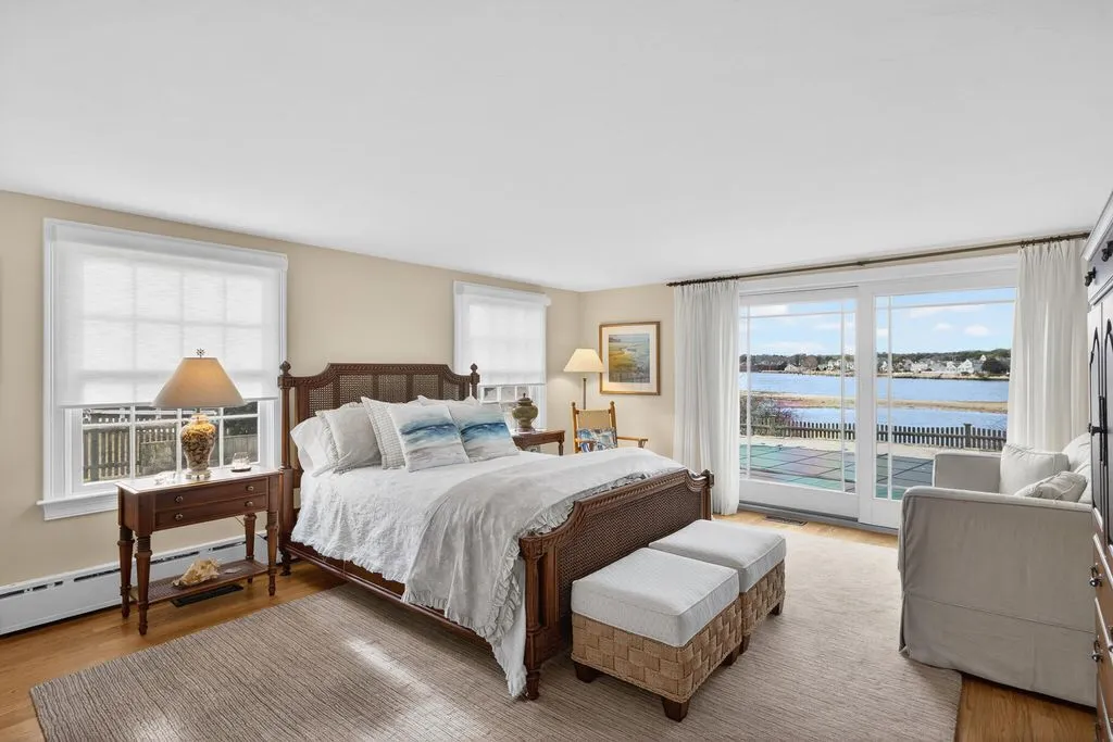 An Iconic 5.11-Acre Waterfront Estate Defined by Privacy and Prestige at $9.5M 16 299 Main Street An Extraordinary 5.11 Acre Private Waterfront Estate at 9.5M 13