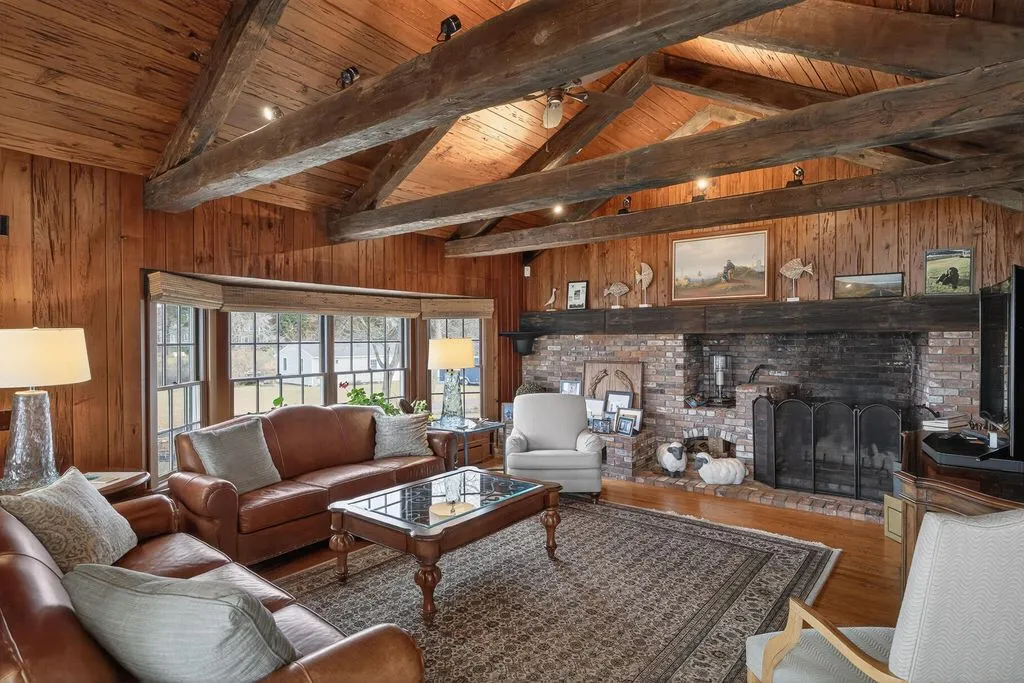 An Iconic 5.11-Acre Waterfront Estate Defined by Privacy and Prestige at $9.5M 18 299 Main Street An Extraordinary 5.11 Acre Private Waterfront Estate at 9.5M 15