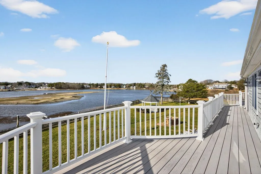 An Iconic 5.11-Acre Waterfront Estate Defined by Privacy and Prestige at $9.5M 20 299 Main Street An Extraordinary 5.11 Acre Private Waterfront Estate at 9.5M 17