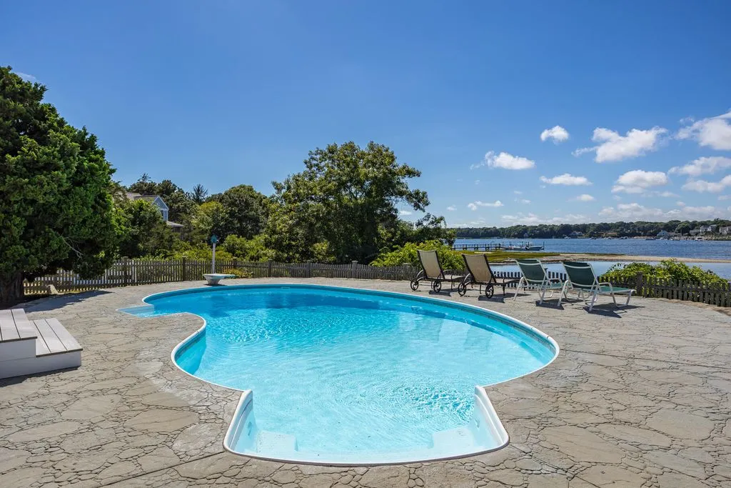 An Iconic 5.11-Acre Waterfront Estate Defined by Privacy and Prestige at $9.5M 22 299 Main Street An Extraordinary 5.11 Acre Private Waterfront Estate at 9.5M 19