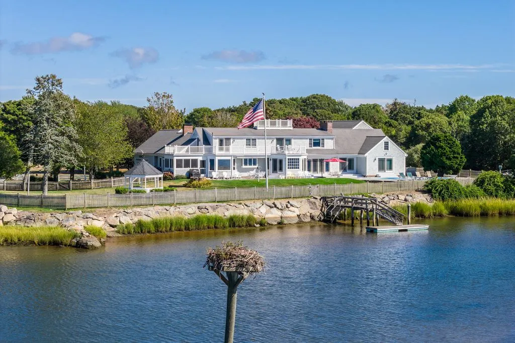 An Iconic 5.11-Acre Waterfront Estate Defined by Privacy and Prestige at $9.5M 6 299 Main Street An Extraordinary 5.11 Acre Private Waterfront Estate at 9.5M 2