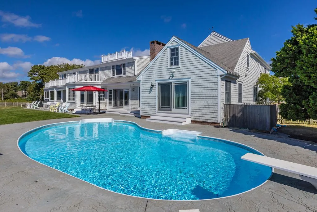 An Iconic 5.11-Acre Waterfront Estate Defined by Privacy and Prestige at $9.5M 23 299 Main Street An Extraordinary 5.11 Acre Private Waterfront Estate at 9.5M 20