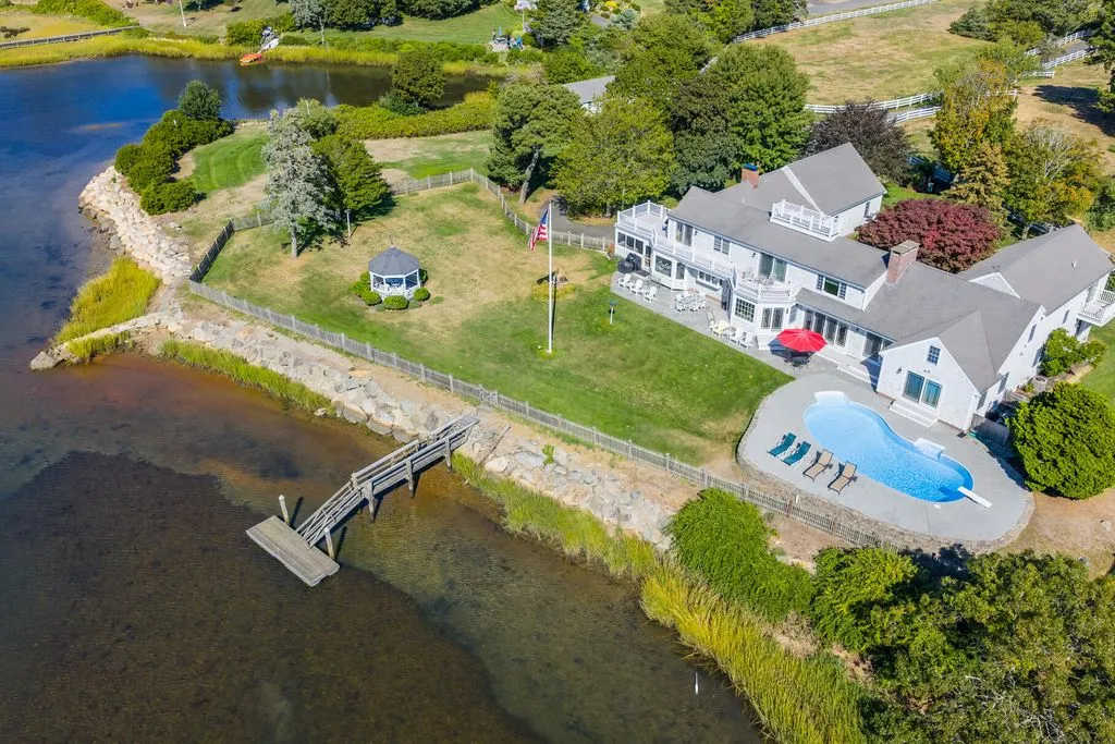 An Iconic 5.11-Acre Waterfront Estate Defined by Privacy and Prestige at $9.5M 24 299 Main Street An Extraordinary 5.11 Acre Private Waterfront Estate at 9.5M 3
