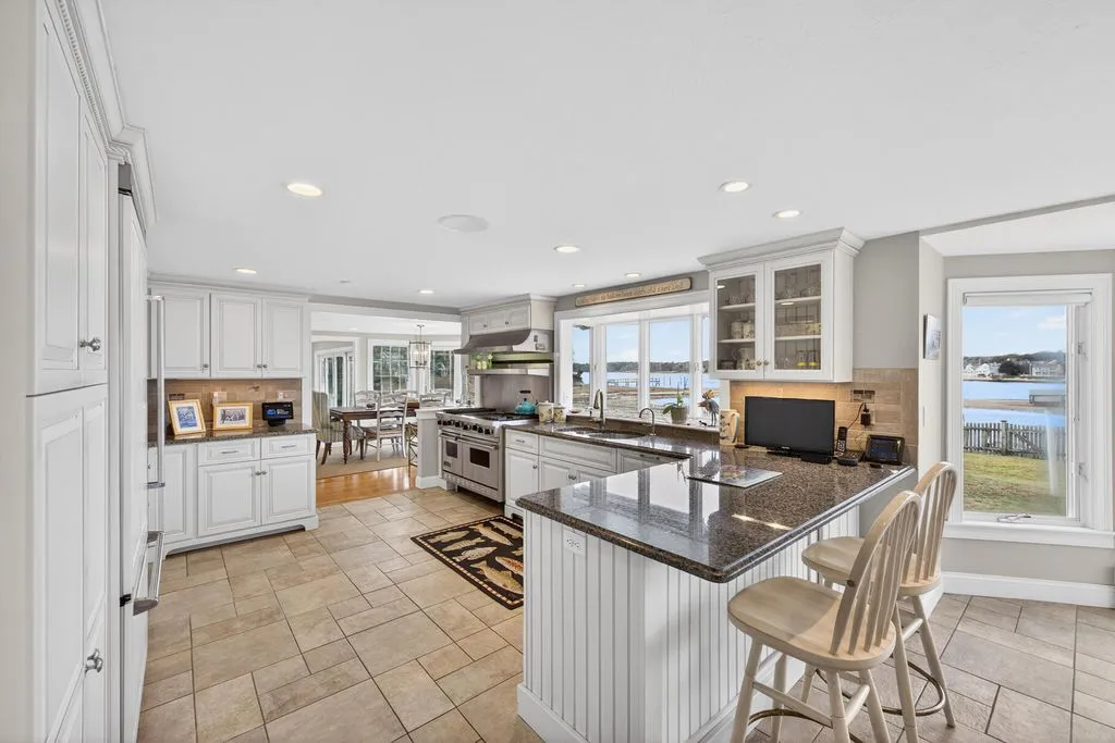 An Iconic 5.11-Acre Waterfront Estate Defined by Privacy and Prestige at $9.5M 7 299 Main Street An Extraordinary 5.11 Acre Private Waterfront Estate at 9.5M 4