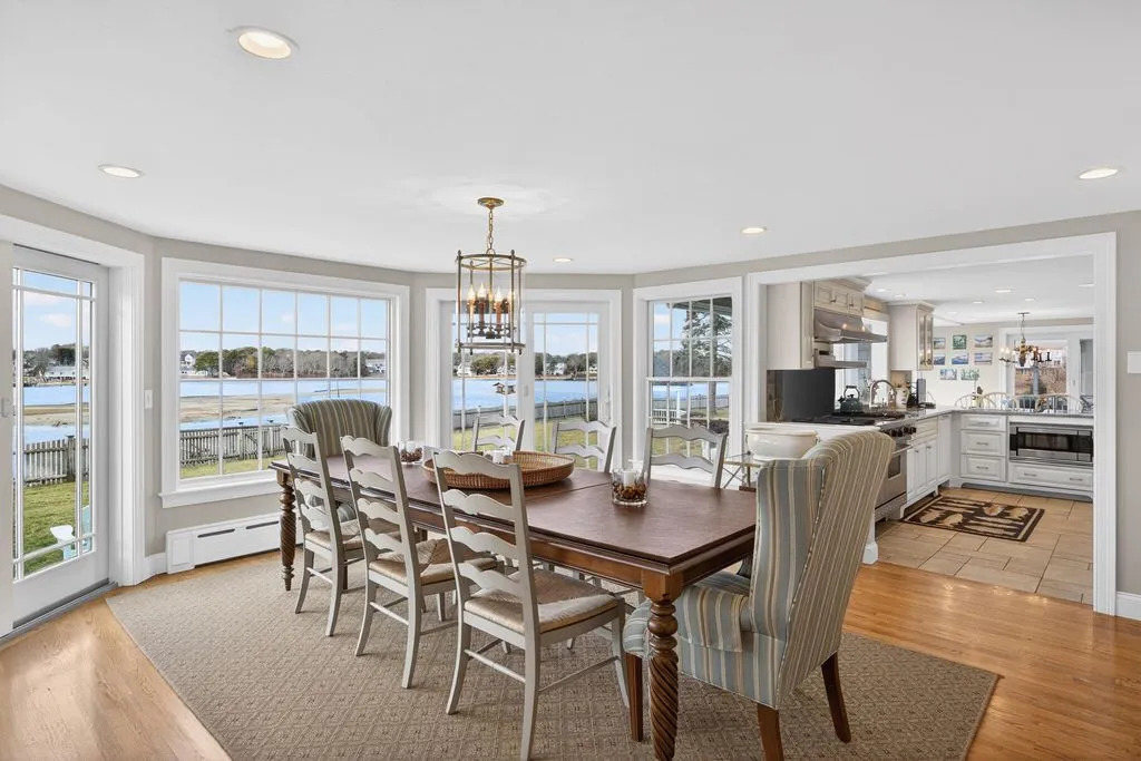 An Iconic 5.11-Acre Waterfront Estate Defined by Privacy and Prestige at $9.5M 8 299 Main Street An Extraordinary 5.11 Acre Private Waterfront Estate at 9.5M 5