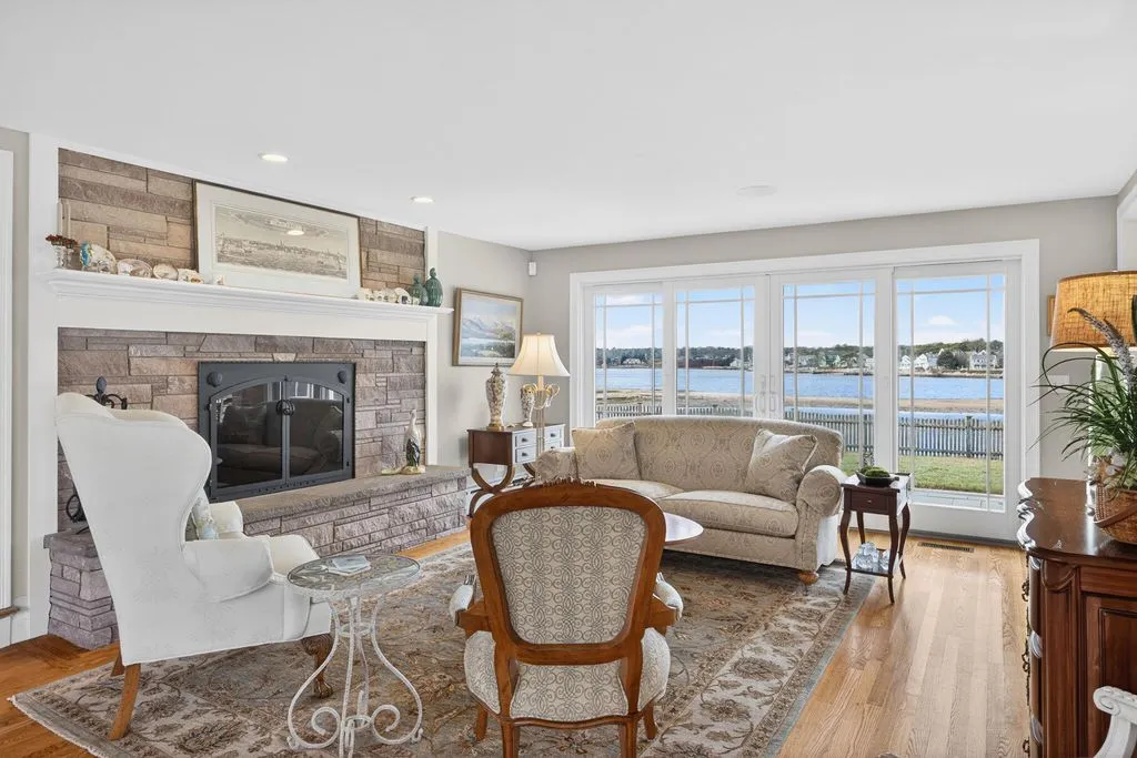 An Iconic 5.11-Acre Waterfront Estate Defined by Privacy and Prestige at $9.5M 9 299 Main Street An Extraordinary 5.11 Acre Private Waterfront Estate at 9.5M 6