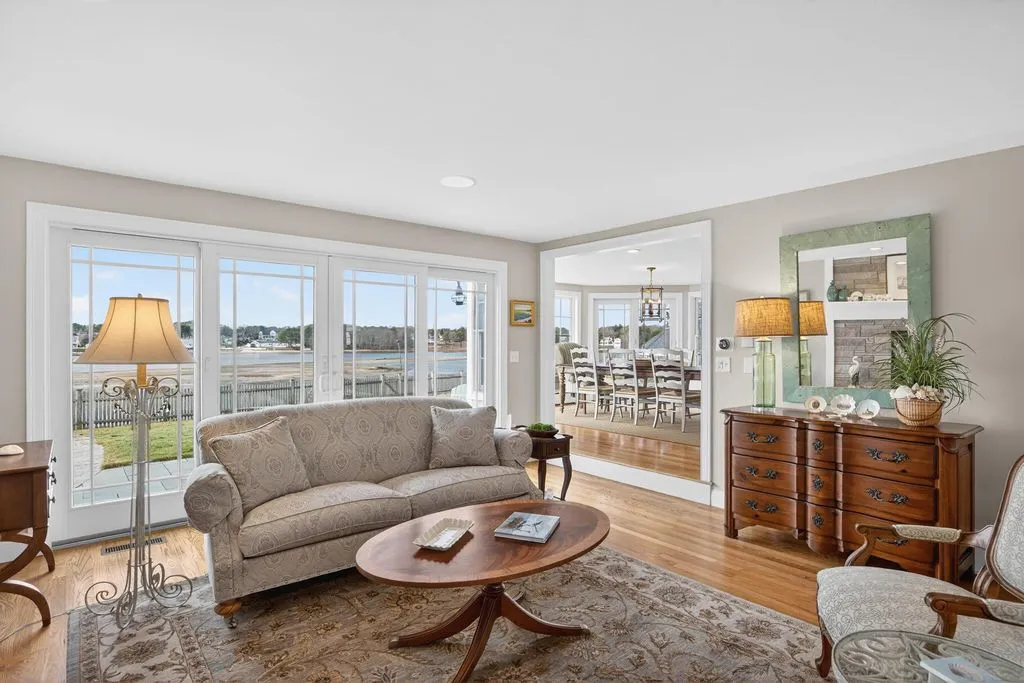 An Iconic 5.11-Acre Waterfront Estate Defined by Privacy and Prestige at $9.5M 11 299 Main Street An Extraordinary 5.11 Acre Private Waterfront Estate at 9.5M 8