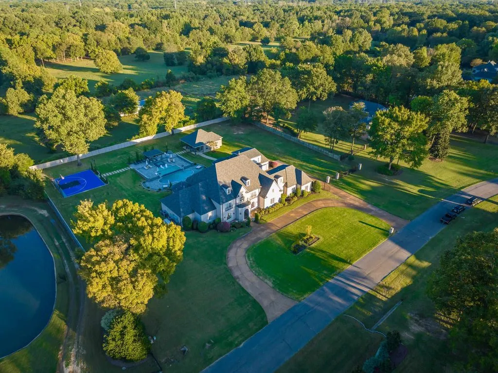 Tennessee Private Estate Reimagined for Luxury Living Lists for $3.499M 6 3246 Hollow Creek Rd An Extraordinary Tennessee Estate Reimagined for Elevated Living and Entertaining 2