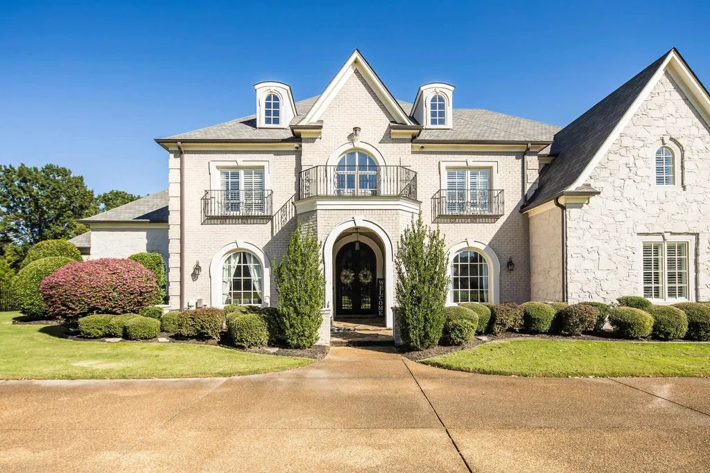 Tennessee Private Estate Reimagined for Luxury Living Lists for $3.499M 25 3246 Hollow Creek Rd An Extraordinary Tennessee Estate Reimagined for Elevated Living and Entertaining 5