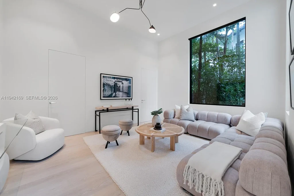 Stunning $35 Million Waterfront Masterpiece Redefining Luxury Living on Miami Beach’s Venetian Islands 16 Waterfront exterior of 33 E Di Lido Dr, a $35 million luxury home on Miami Beach’s Venetian Islands with direct Biscayne Bay frontage