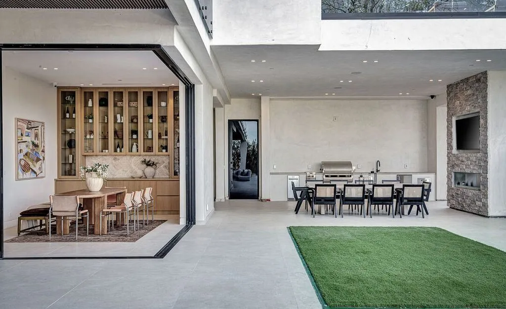 An Exceptional New-Construction Estate in California Delivers Unparalleled Privacy at $12.999M 27 4705 Sophia Ave An Unrivaled Gated California Estate Delivering Absolute Privacy and Prestige 12