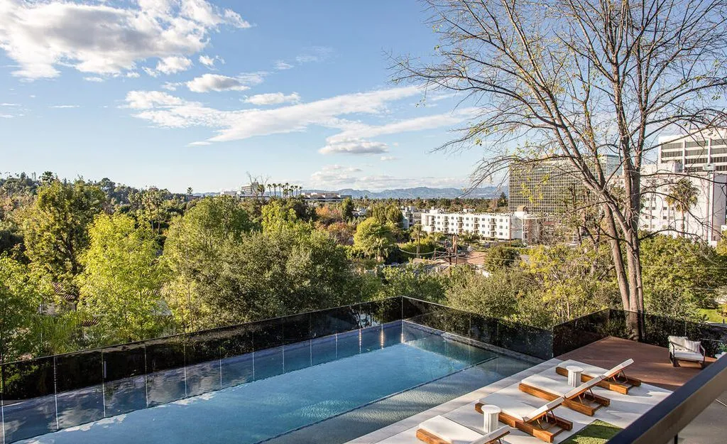 An Exceptional New-Construction Estate in California Delivers Unparalleled Privacy at $12.999M 16 4705 Sophia Ave An Unrivaled Gated California Estate Delivering Absolute Privacy and Prestige 2