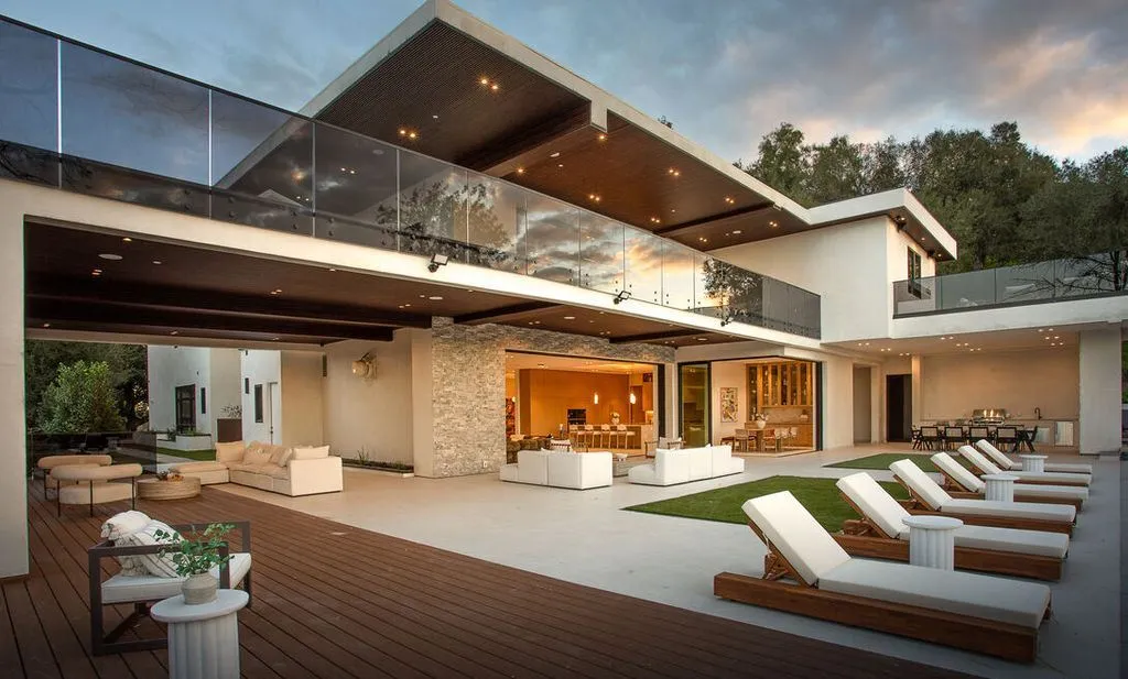 An Exceptional New-Construction Estate in California Delivers Unparalleled Privacy at $12.999M 21 4705 Sophia Ave An Unrivaled Gated California Estate Delivering Absolute Privacy and Prestige 24