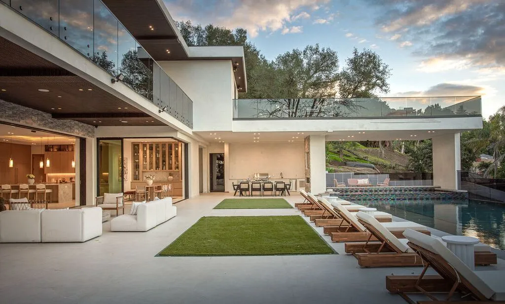 An Exceptional New-Construction Estate in California Delivers Unparalleled Privacy at $12.999M 22 4705 Sophia Ave An Unrivaled Gated California Estate Delivering Absolute Privacy and Prestige 25