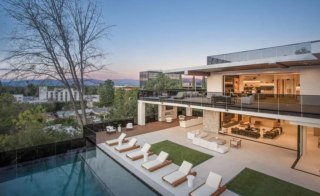 An Exceptional New-Construction Estate in California Delivers Unparalleled Privacy at $12.999M 25 4705 Sophia Ave An Unrivaled Gated California Estate Delivering Absolute Privacy and Prestige 27