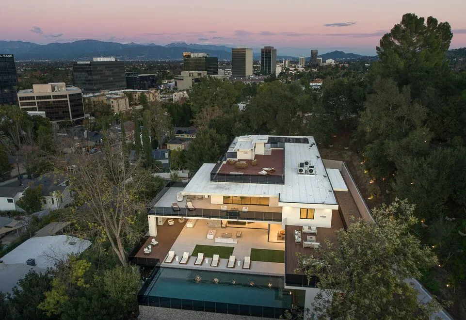 An Exceptional New-Construction Estate in California Delivers Unparalleled Privacy at $12.999M 6 4705 Sophia Ave An Unrivaled Gated California Estate Delivering Absolute Privacy and Prestige 30