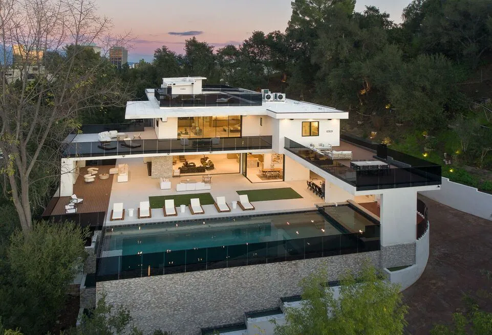 An Exceptional New-Construction Estate in California Delivers Unparalleled Privacy at $12.999M 5 4705 Sophia Ave An Unrivaled Gated California Estate Delivering Absolute Privacy and Prestige 31