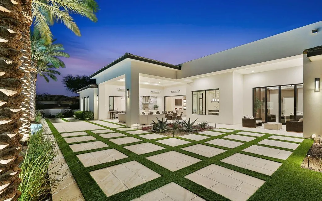 An Elite Arizona Residence Crafted for Seamless Indoor-Outdoor Living at $10.9M 22 5102 E Butler Dr A Striking Arizona Estate Where Modern Architecture Meets Resort Style Living 15
