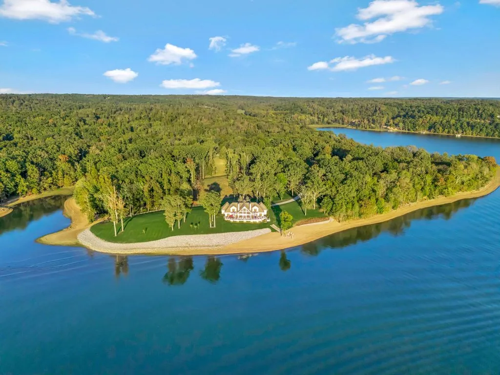 A Remarkable Waterfront Estate on Kentucky Lake’s East Shore Spanning 28± Acres at $6.995M 5 572 Eagle Shore Dr A Stunning 28± Acre Waterfront Paradise on Kentucky Lakes East Shore 1