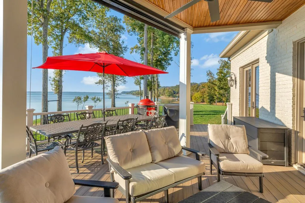 A Remarkable Waterfront Estate on Kentucky Lake’s East Shore Spanning 28± Acres at $6.995M 18 572 Eagle Shore Dr A Stunning 28± Acre Waterfront Paradise on Kentucky Lakes East Shore 10