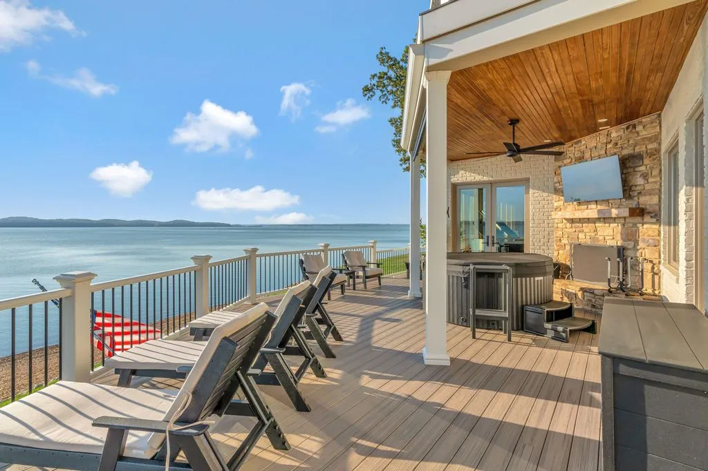 A Remarkable Waterfront Estate on Kentucky Lake’s East Shore Spanning 28± Acres at $6.995M 19 572 Eagle Shore Dr A Stunning 28± Acre Waterfront Paradise on Kentucky Lakes East Shore 11
