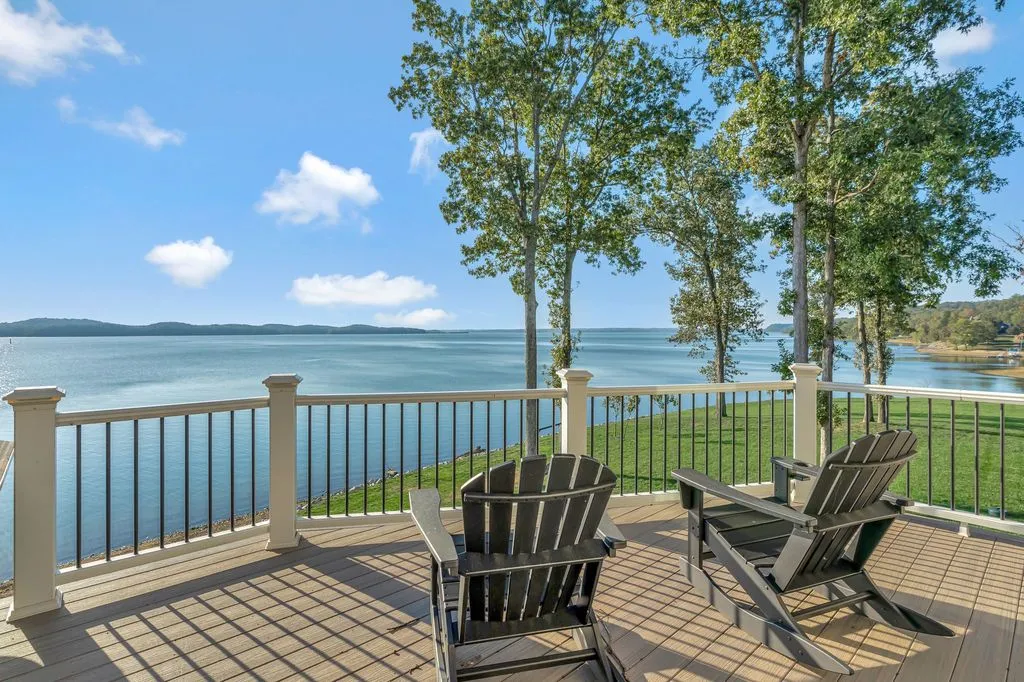 A Remarkable Waterfront Estate on Kentucky Lake’s East Shore Spanning 28± Acres at $6.995M 20 572 Eagle Shore Dr A Stunning 28± Acre Waterfront Paradise on Kentucky Lakes East Shore 12