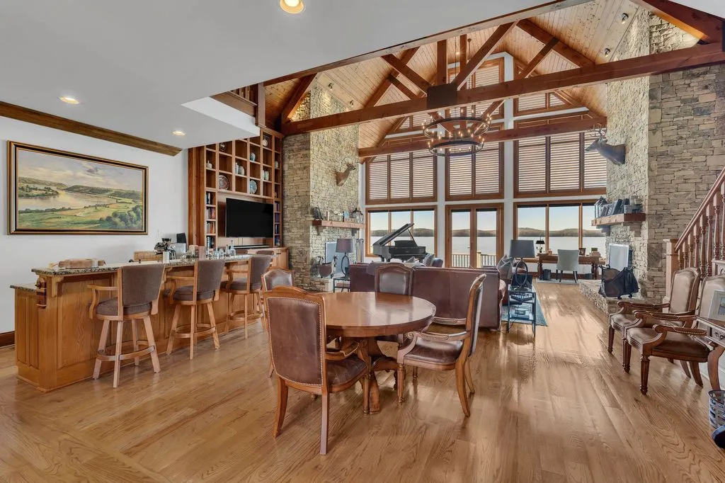 A Remarkable Waterfront Estate on Kentucky Lake’s East Shore Spanning 28± Acres at $6.995M 7 572 Eagle Shore Dr A Stunning 28± Acre Waterfront Paradise on Kentucky Lakes East Shore 13