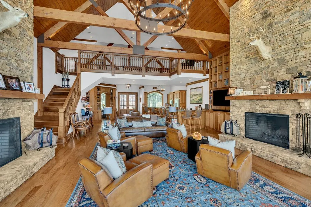 A Remarkable Waterfront Estate on Kentucky Lake’s East Shore Spanning 28± Acres at $6.995M 8 572 Eagle Shore Dr A Stunning 28± Acre Waterfront Paradise on Kentucky Lakes East Shore 14