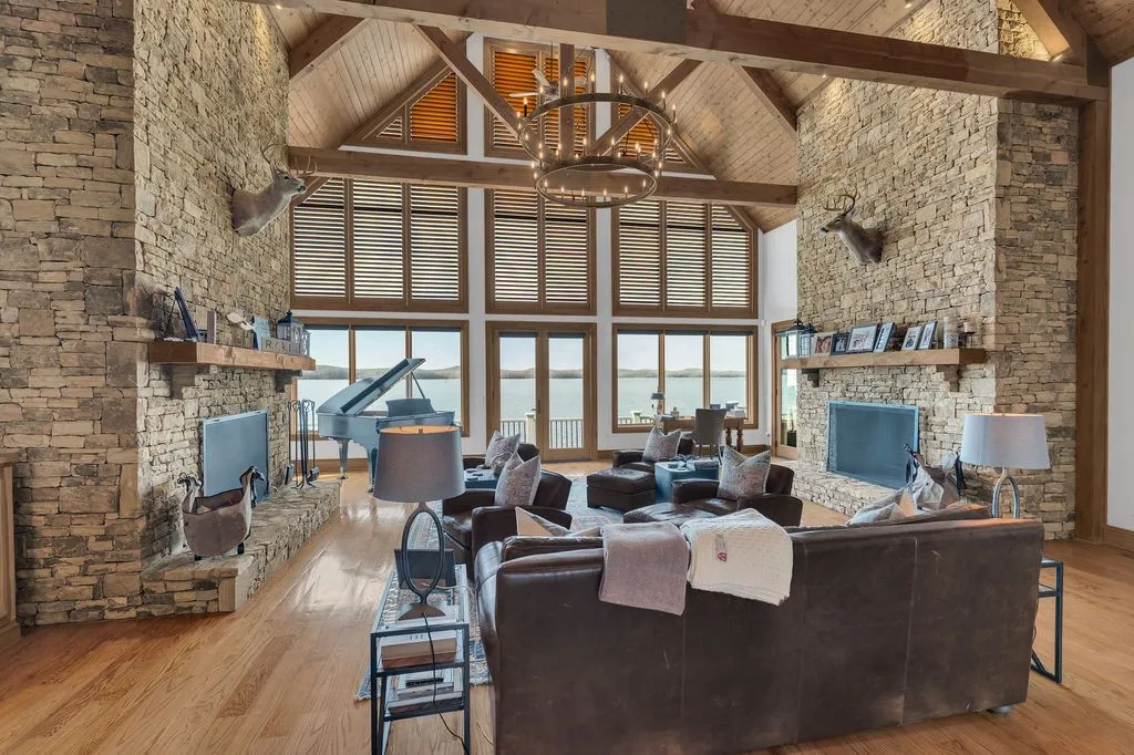 A Remarkable Waterfront Estate on Kentucky Lake’s East Shore Spanning 28± Acres at $6.995M 9 572 Eagle Shore Dr A Stunning 28± Acre Waterfront Paradise on Kentucky Lakes East Shore 15