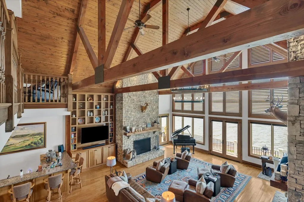 A Remarkable Waterfront Estate on Kentucky Lake’s East Shore Spanning 28± Acres at $6.995M 10 572 Eagle Shore Dr A Stunning 28± Acre Waterfront Paradise on Kentucky Lakes East Shore 17