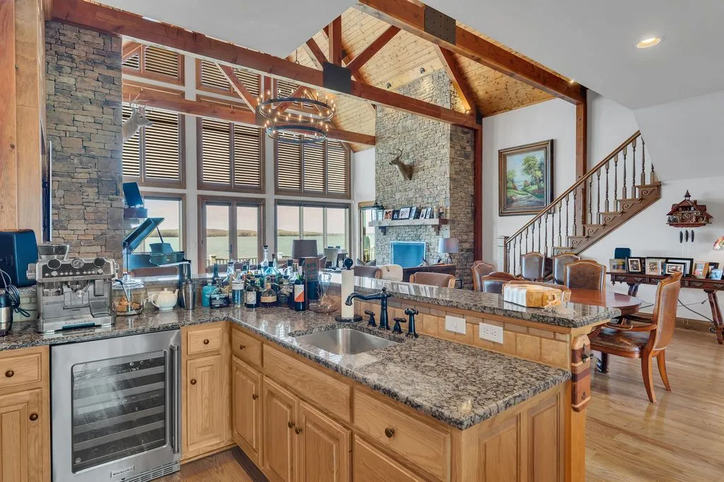 A Remarkable Waterfront Estate on Kentucky Lake’s East Shore Spanning 28± Acres at $6.995M 11 572 Eagle Shore Dr A Stunning 28± Acre Waterfront Paradise on Kentucky Lakes East Shore 18