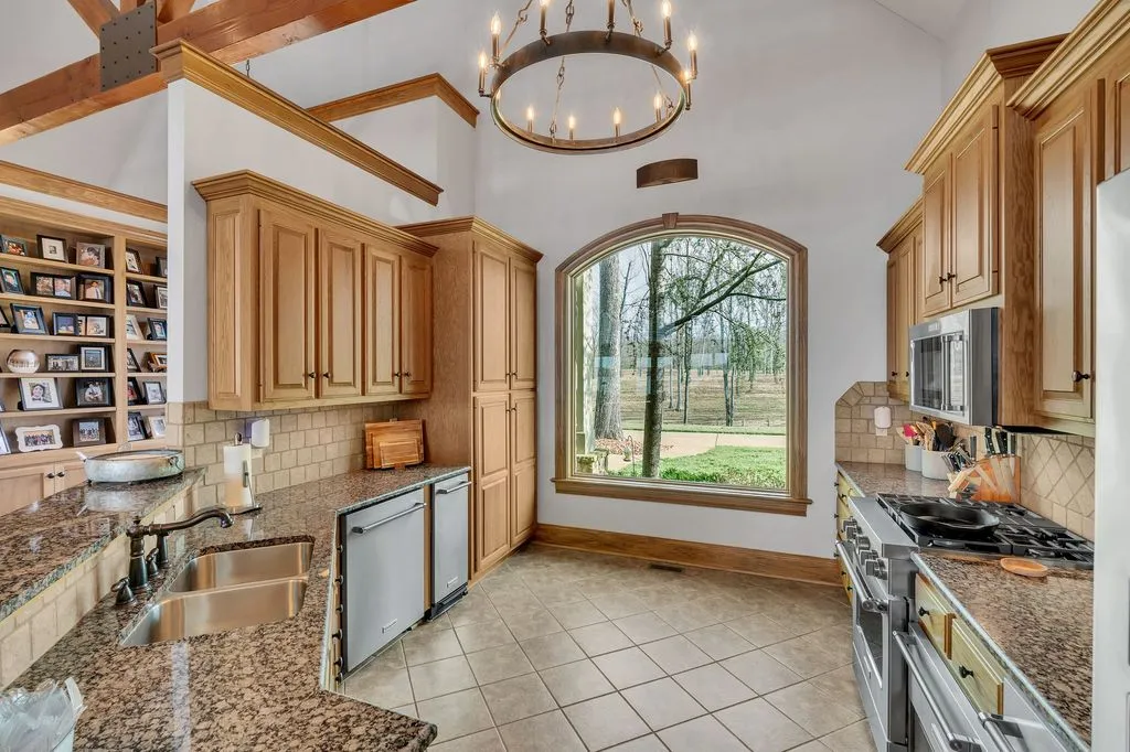 A Remarkable Waterfront Estate on Kentucky Lake’s East Shore Spanning 28± Acres at $6.995M 12 572 Eagle Shore Dr A Stunning 28± Acre Waterfront Paradise on Kentucky Lakes East Shore 19