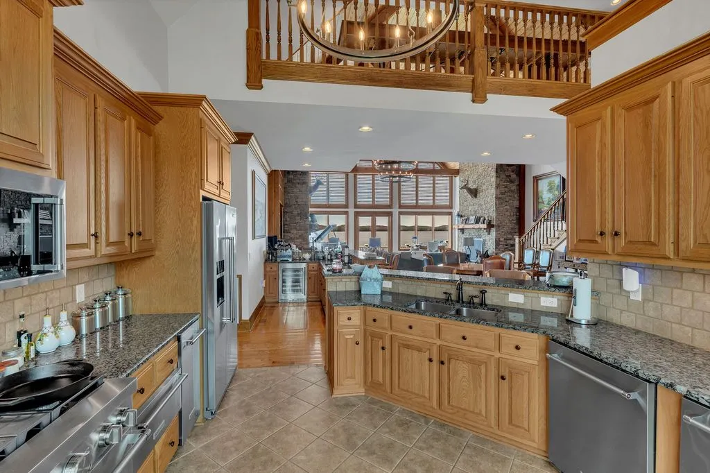 A Remarkable Waterfront Estate on Kentucky Lake’s East Shore Spanning 28± Acres at $6.995M 14 572 Eagle Shore Dr A Stunning 28± Acre Waterfront Paradise on Kentucky Lakes East Shore 20