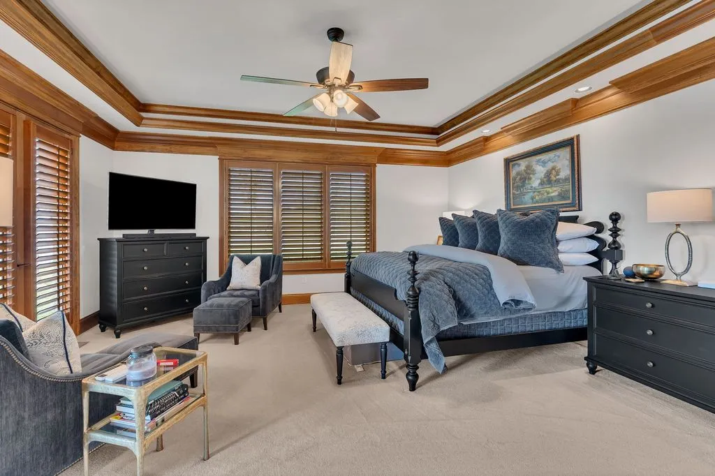 A Remarkable Waterfront Estate on Kentucky Lake’s East Shore Spanning 28± Acres at $6.995M 21 572 Eagle Shore Dr A Stunning 28± Acre Waterfront Paradise on Kentucky Lakes East Shore 22