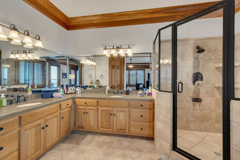 A Remarkable Waterfront Estate on Kentucky Lake’s East Shore Spanning 28± Acres at $6.995M 22 572 Eagle Shore Dr A Stunning 28± Acre Waterfront Paradise on Kentucky Lakes East Shore 23