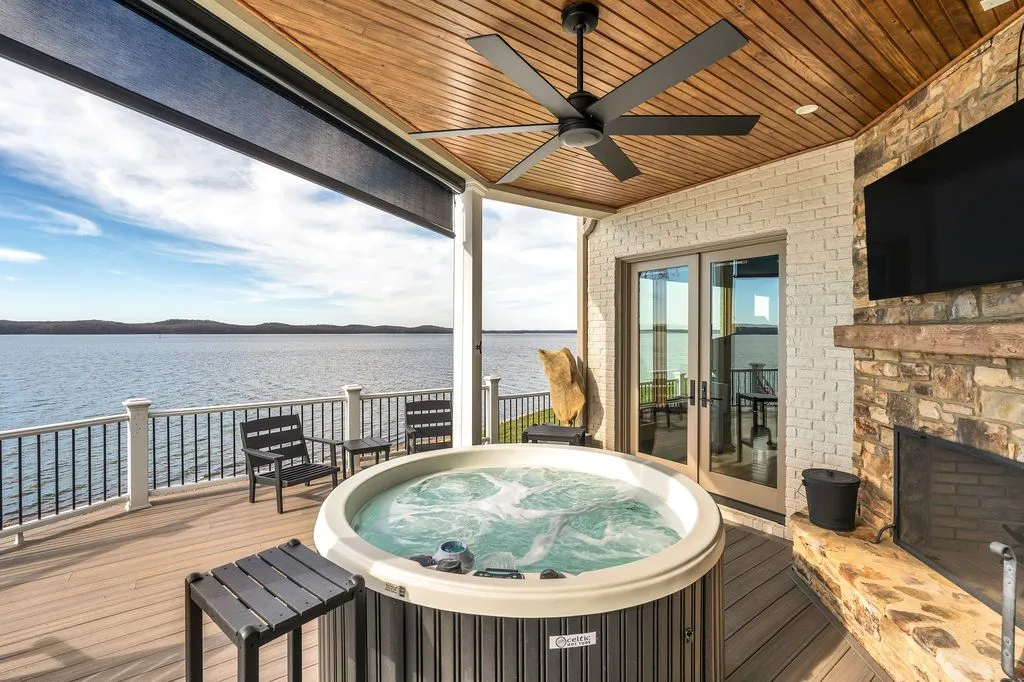 A Remarkable Waterfront Estate on Kentucky Lake’s East Shore Spanning 28± Acres at $6.995M 24 572 Eagle Shore Dr A Stunning 28± Acre Waterfront Paradise on Kentucky Lakes East Shore 24