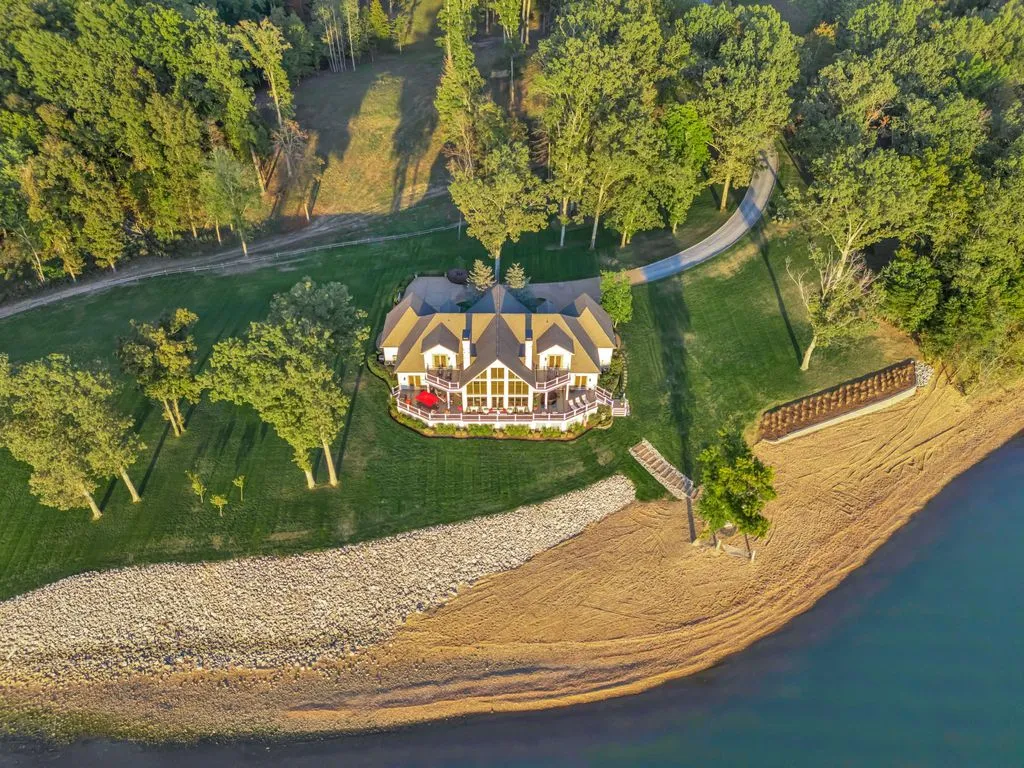 A Remarkable Waterfront Estate on Kentucky Lake’s East Shore Spanning 28± Acres at $6.995M 15 572 Eagle Shore Dr A Stunning 28± Acre Waterfront Paradise on Kentucky Lakes East Shore 3