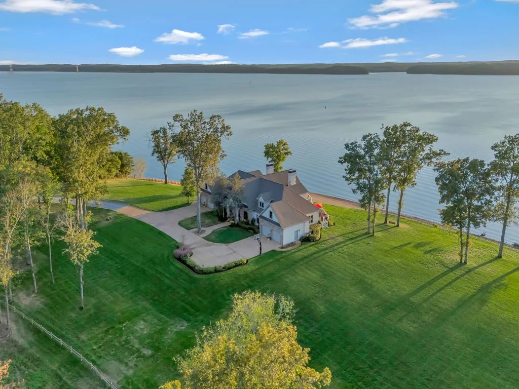 A Remarkable Waterfront Estate on Kentucky Lake’s East Shore Spanning 28± Acres at $6.995M 16 572 Eagle Shore Dr A Stunning 28± Acre Waterfront Paradise on Kentucky Lakes East Shore 4