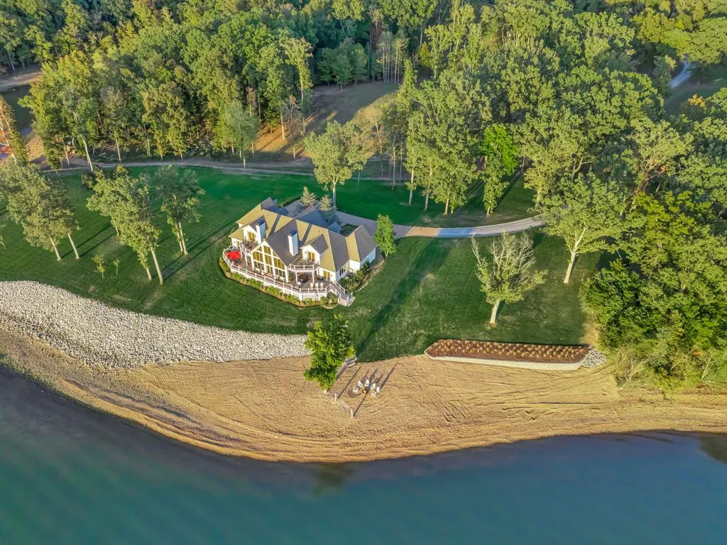 A Remarkable Waterfront Estate on Kentucky Lake’s East Shore Spanning 28± Acres at $6.995M 26 572 Eagle Shore Dr A Stunning 28± Acre Waterfront Paradise on Kentucky Lakes East Shore 5
