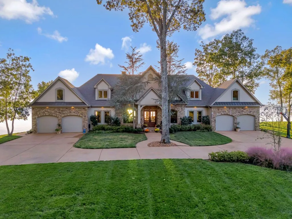 A Remarkable Waterfront Estate on Kentucky Lake’s East Shore Spanning 28± Acres at $6.995M 27 572 Eagle Shore Dr A Stunning 28± Acre Waterfront Paradise on Kentucky Lakes East Shore 6