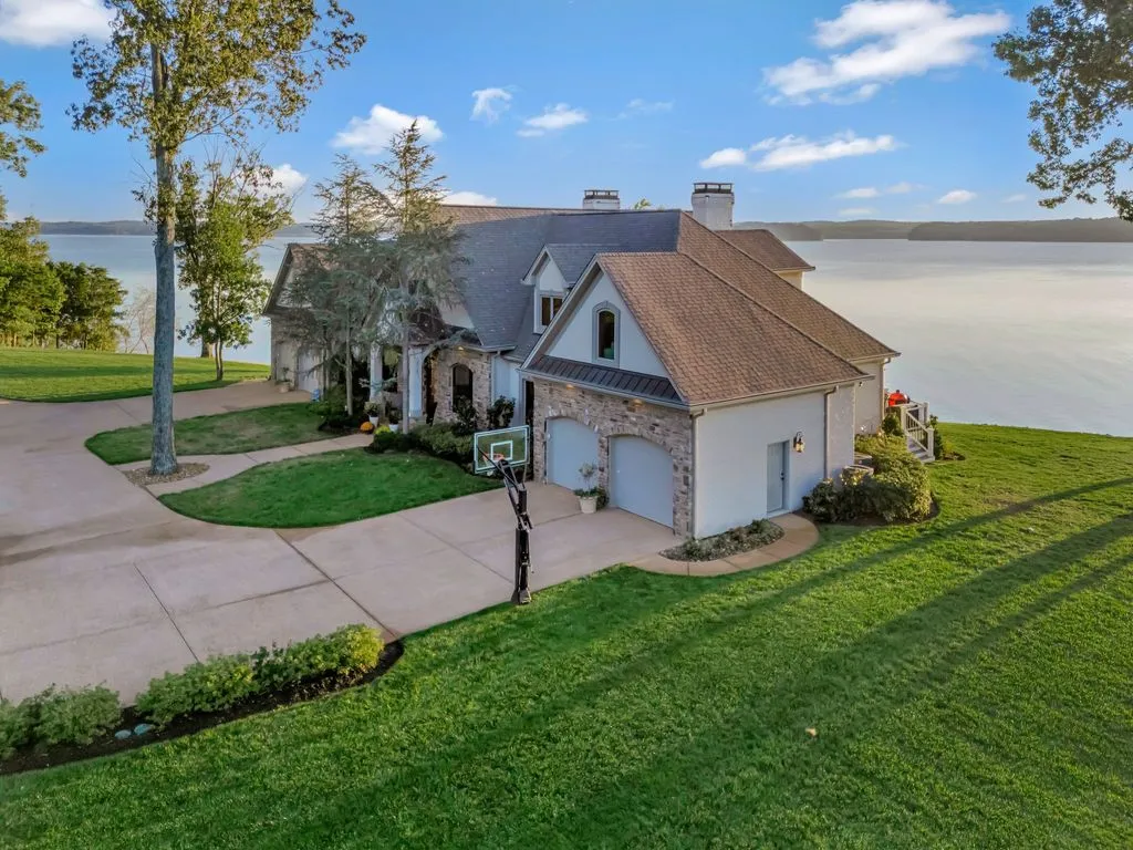 A Remarkable Waterfront Estate on Kentucky Lake’s East Shore Spanning 28± Acres at $6.995M 28 572 Eagle Shore Dr A Stunning 28± Acre Waterfront Paradise on Kentucky Lakes East Shore 7