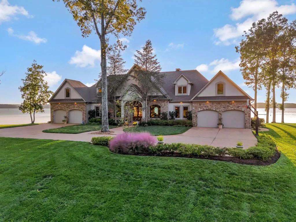 A Remarkable Waterfront Estate on Kentucky Lake’s East Shore Spanning 28± Acres at $6.995M 29 572 Eagle Shore Dr A Stunning 28± Acre Waterfront Paradise on Kentucky Lakes East Shore 8