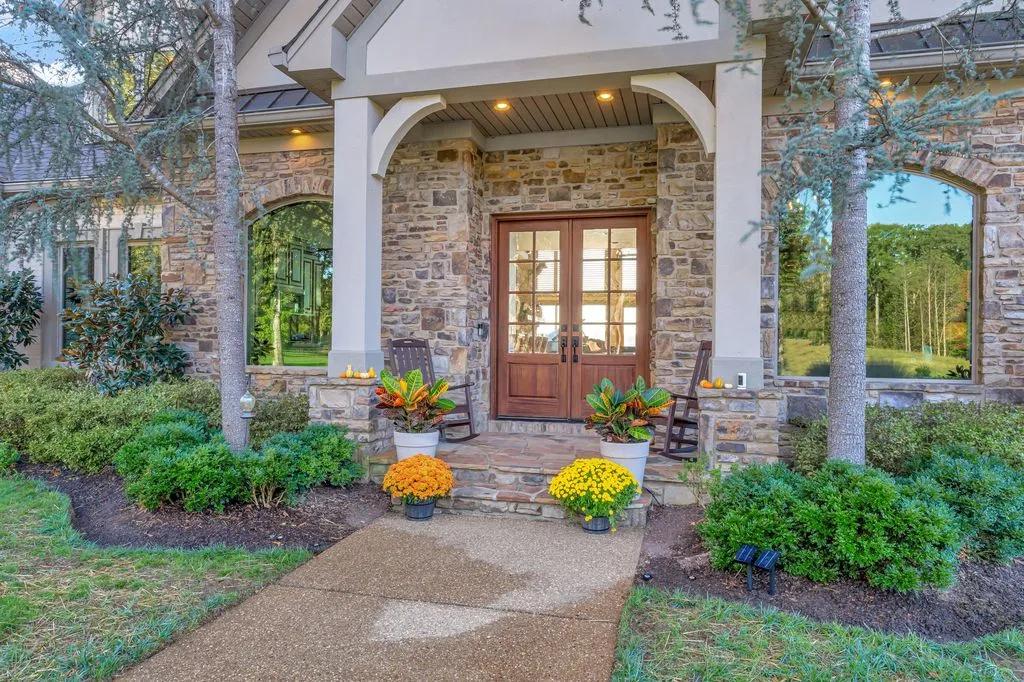 A Remarkable Waterfront Estate on Kentucky Lake’s East Shore Spanning 28± Acres at $6.995M 17 572 Eagle Shore Dr A Stunning 28± Acre Waterfront Paradise on Kentucky Lakes East Shore 9