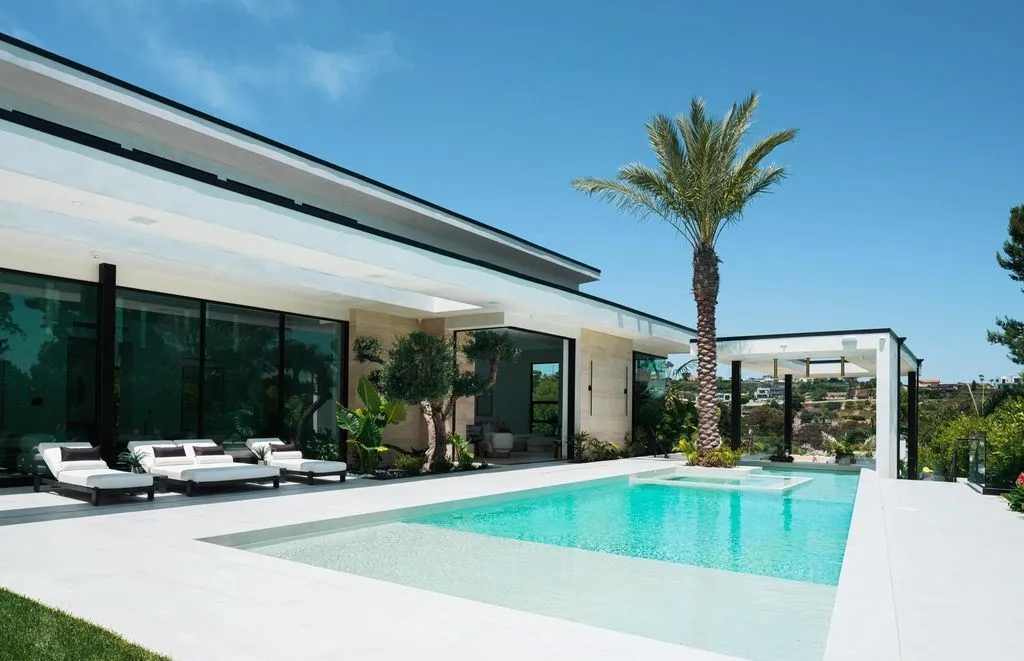 A Monumental Architectural Statement Defines Elite California Living at $18.5M 24 6283 La Jolla Scenic Dr S A Monumental Architectural Statement Defining California Luxury 2