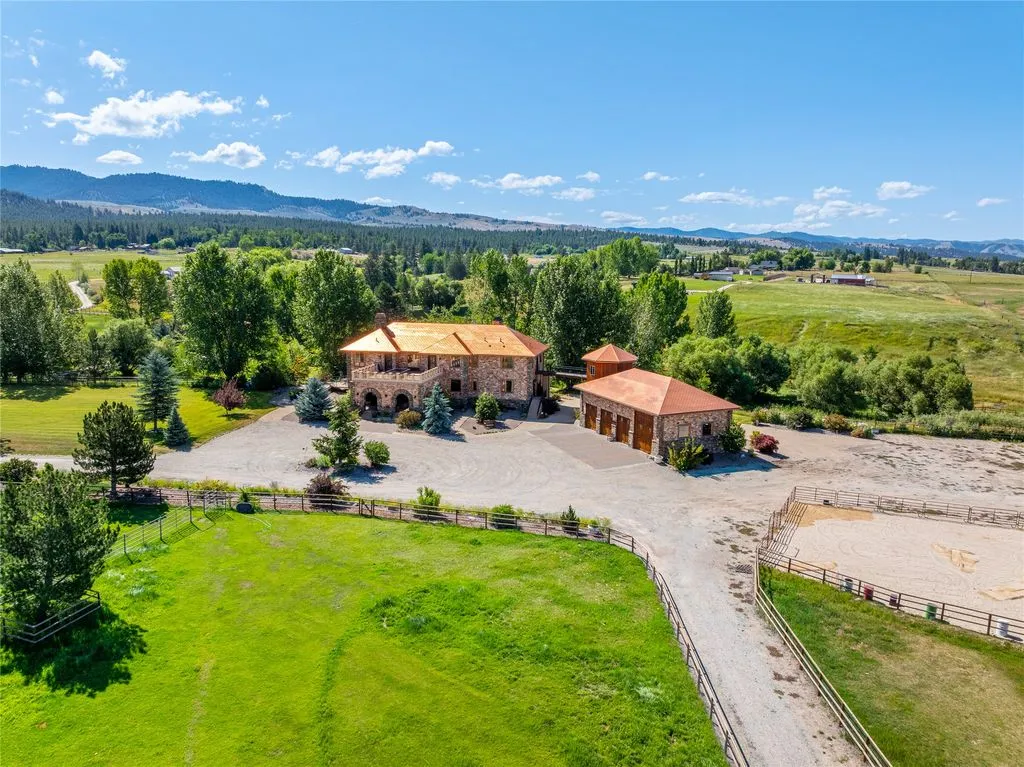 A Montana Home Where Timeless Design and Resort-Caliber Comfort Quietly Converge at $3.25M 6 859 Hamilton Heights Rd An Extraordinary Montana Estate With Resort Level Comfort 2