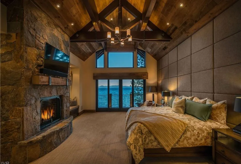 An Ultra-Rare Gated Lakefront Estate by NSM Construction and Dale Cox Esq. Offered at $47.5M 14 919 Lakeshore Blvd A Monumental Gated Lakefront Estate by NSM Construction and Dale Cox Esq. 10