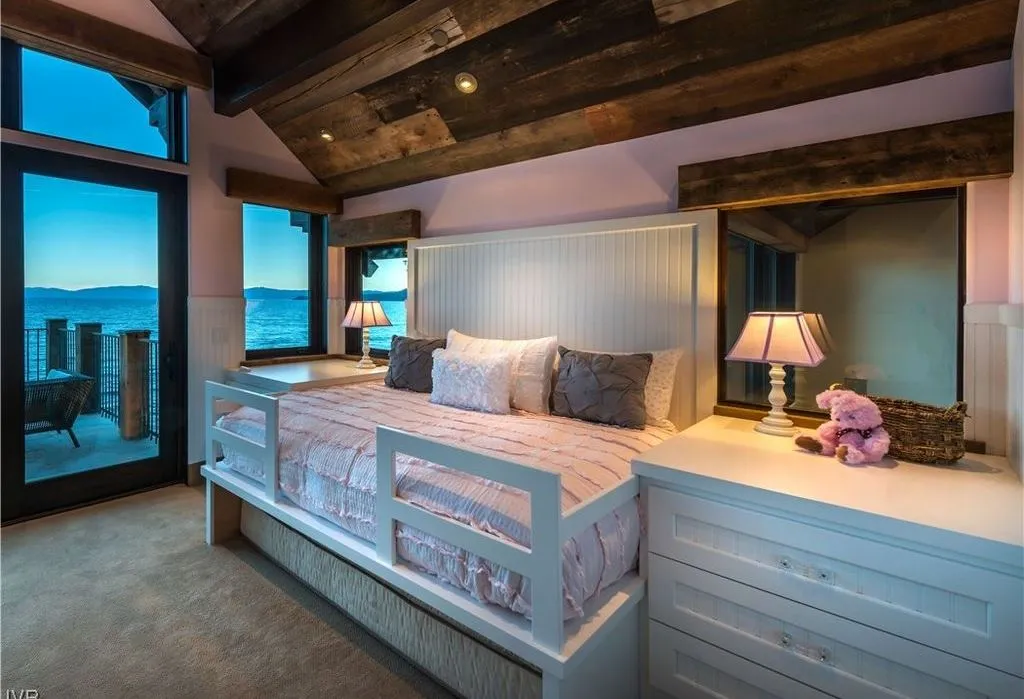 An Ultra-Rare Gated Lakefront Estate by NSM Construction and Dale Cox Esq. Offered at $47.5M 16 919 Lakeshore Blvd A Monumental Gated Lakefront Estate by NSM Construction and Dale Cox Esq. 12