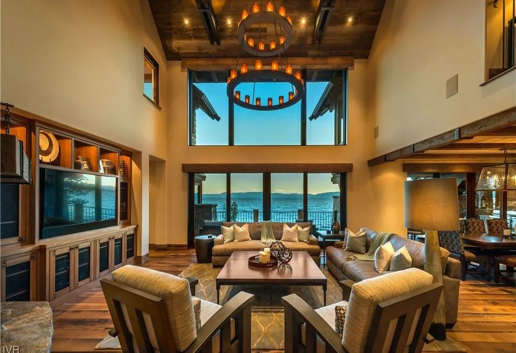 An Ultra-Rare Gated Lakefront Estate by NSM Construction and Dale Cox Esq. Offered at $47.5M 8 919 Lakeshore Blvd A Monumental Gated Lakefront Estate by NSM Construction and Dale Cox Esq. 4