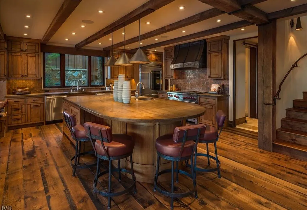 An Ultra-Rare Gated Lakefront Estate by NSM Construction and Dale Cox Esq. Offered at $47.5M 10 919 Lakeshore Blvd A Monumental Gated Lakefront Estate by NSM Construction and Dale Cox Esq. 6